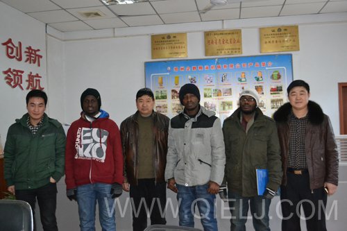 張經(jīng)理和馬經(jīng)理會(huì)見(jiàn)來(lái)自非洲的客戶(圖1) 張經(jīng)理和馬經(jīng)理會(huì)見(jiàn)來(lái)自非洲的客戶(圖1)