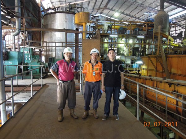 張兵權工程師在外國客戶安裝工廠進行指導安裝(圖1) 張兵權工程師在外國客戶安裝工廠進行指導安裝(圖1)