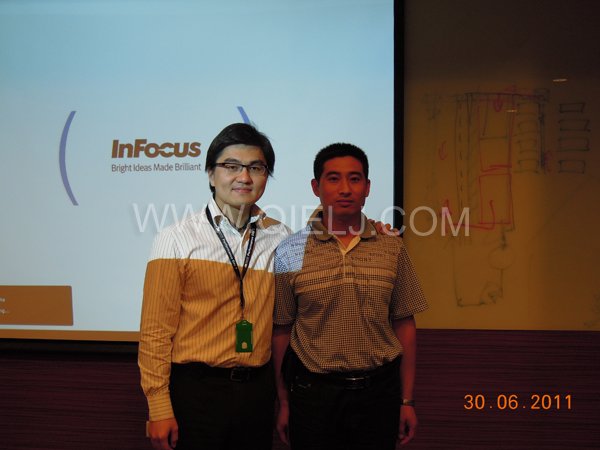 張兵權工程師在外國客戶安裝工廠進行指導安裝(圖2) 張兵權工程師在外國客戶安裝工廠進行指導安裝(圖2)